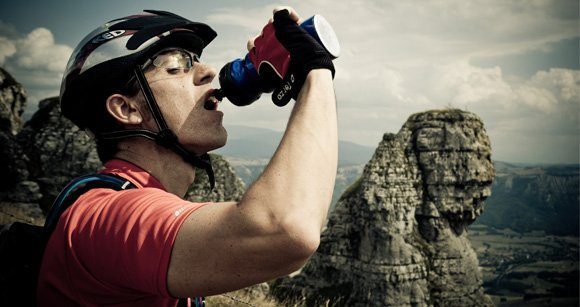 biker bebiendo agua