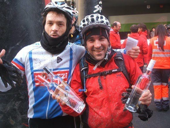 Álvaro y Aitor con los premios