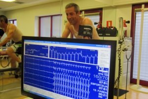 Electrocardiograma donde monitorizan 12 variaciones
