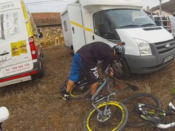 preparando las bicis para la prueba