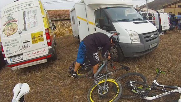 preparando las bicis para la prueba