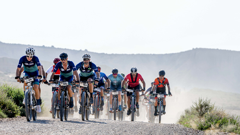 Ciclistas levantando polvareda en el desierto de las Bardenas Reales