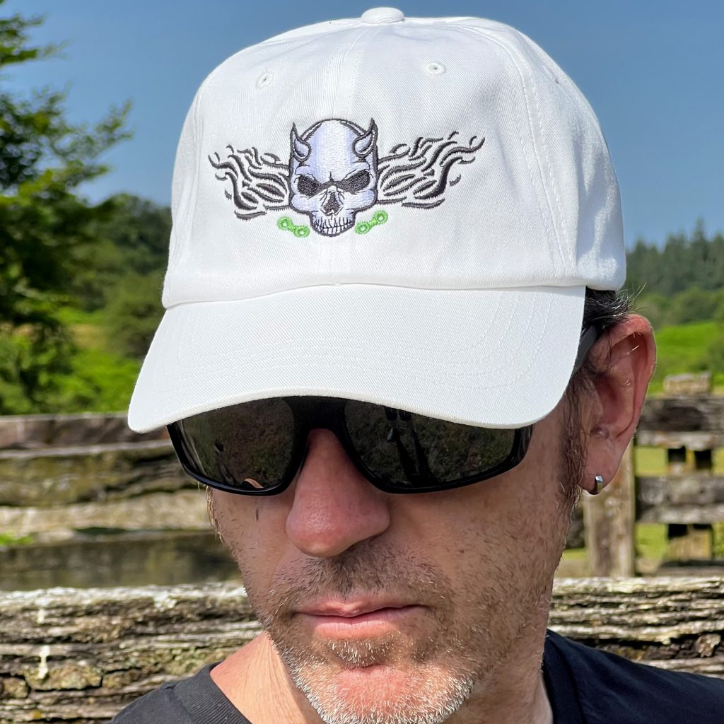Gorra bordada Hellbiker para ciclistas